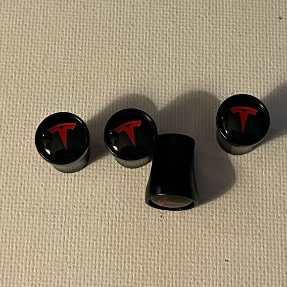 Tesla valve Stem caps in Black set of 4 NWT - Picture 1 of 3